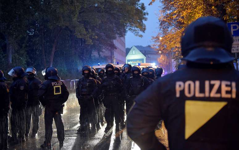 Agentes de polícia acompanham protesto de grupo de extrema-direita em Chemnitz, na Alemanha 07/09/2018 REUTERS/Matthias Rietschel