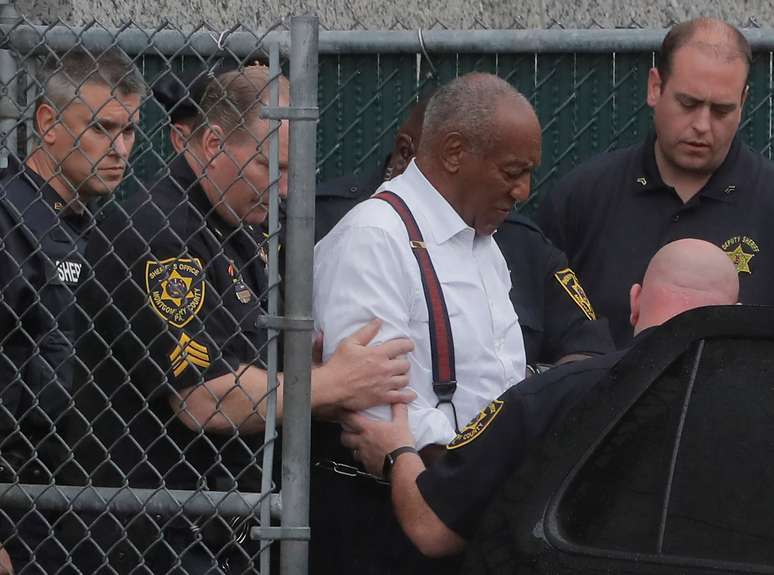 Ator e comediante Bill Cosby deixa tribunal na Pensilvânia algemado 25/09/2018 REUTERS/Brendan McDermid 