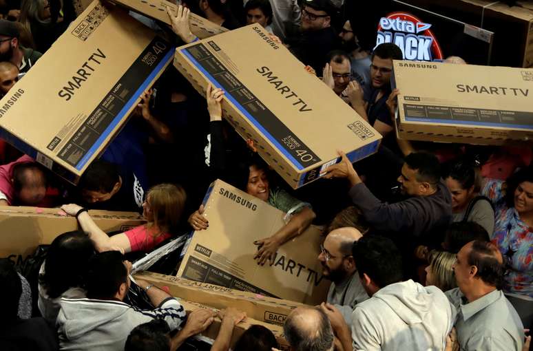Compradores durante a Black Friday em S&atilde;o Paulo, Brasil
23/11/2017
REUTERS/Paulo Whitaker    