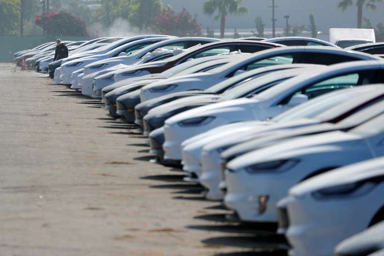Veículos Tesla recém-fabricados estacionados em lote perto de aeroporto em Burbank, California, EUA  24/08/ 2018. REUTERS/Mike Blake