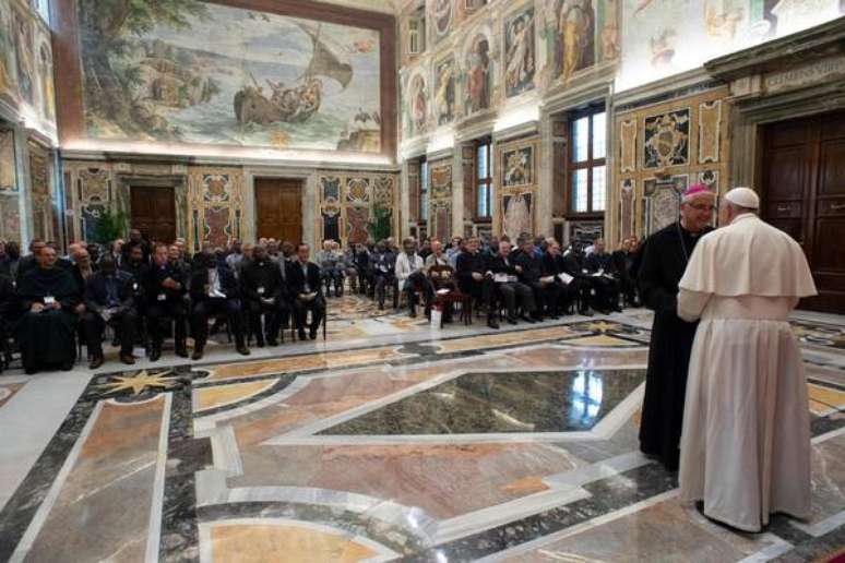 Papa Francisco recebe padres franceses no Vaticano