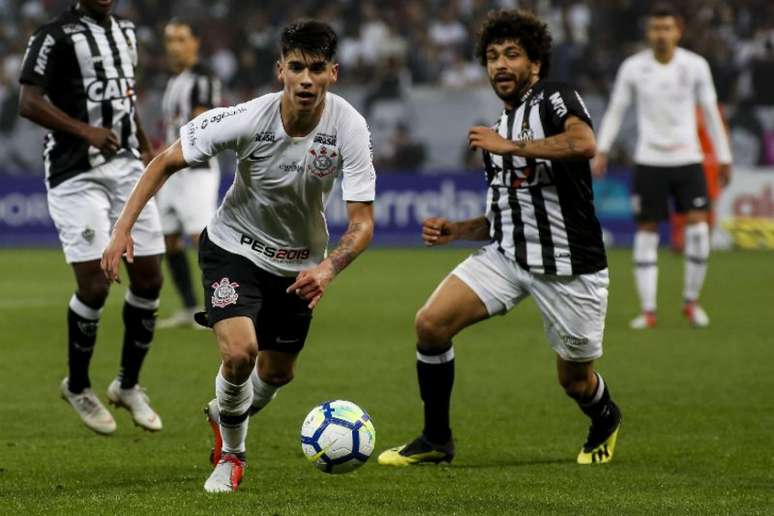 Meio-campista chileno em ação no clássico com o Santos (Foto: Rodrigo Gazzanel/RM Sports)