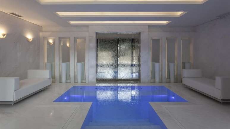 20. Piscina pequena coberta com cascata. Projeto de Jayme Bernardo