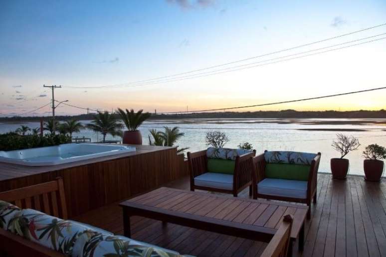 24. Piscina pequena suspensa com deck de madeira e vista da natureza. Projeto de SQ Arquitetos