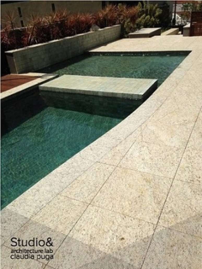 49. Piscina pequena unida à piscina maior. Projeto de Cláudia Puga