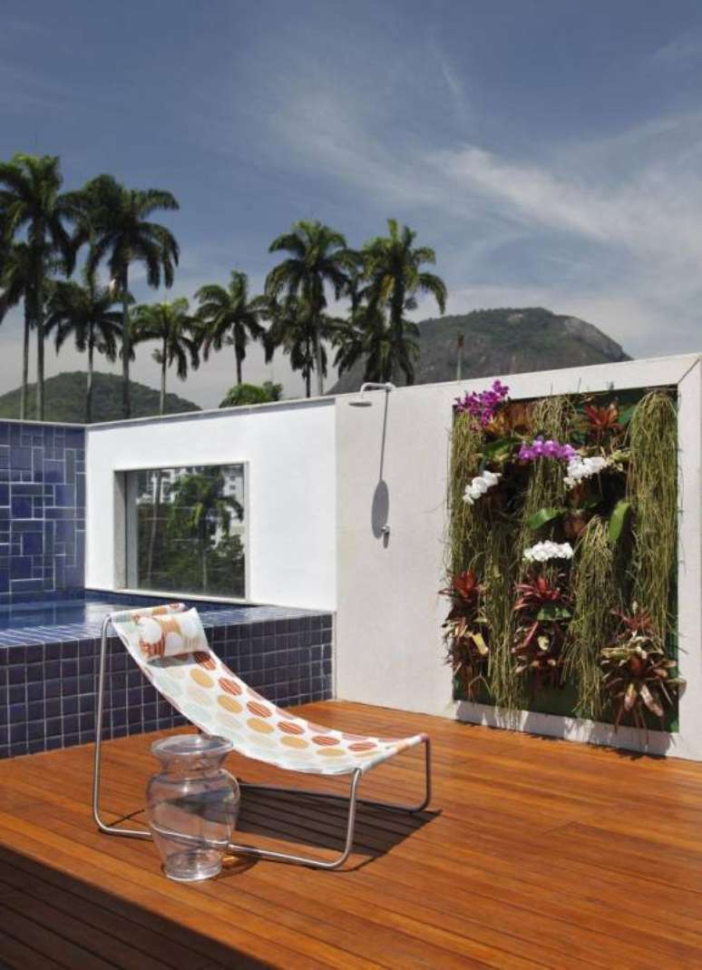 6. A piscina pequena com deck instalada na cobertura aproveita muito bem um espaço que poderia acabar sendo esquecido