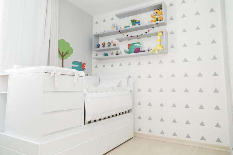 7- O papel de parede para quarto de bebê masculino tem formas geométricas na cor cinza. Projeto: Patricia Bigonha Drummond