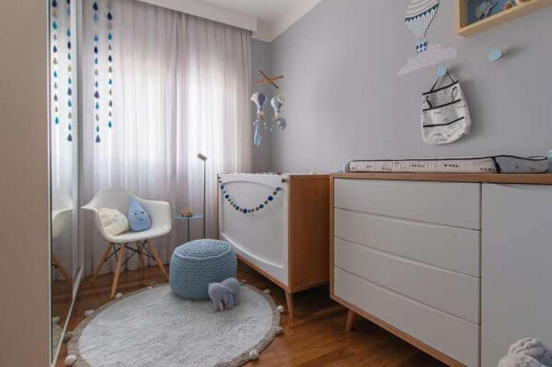 2- O quarto de bebê menino tem cores suaves na parede e cortina leve. Projeto: Noma Estúdio
