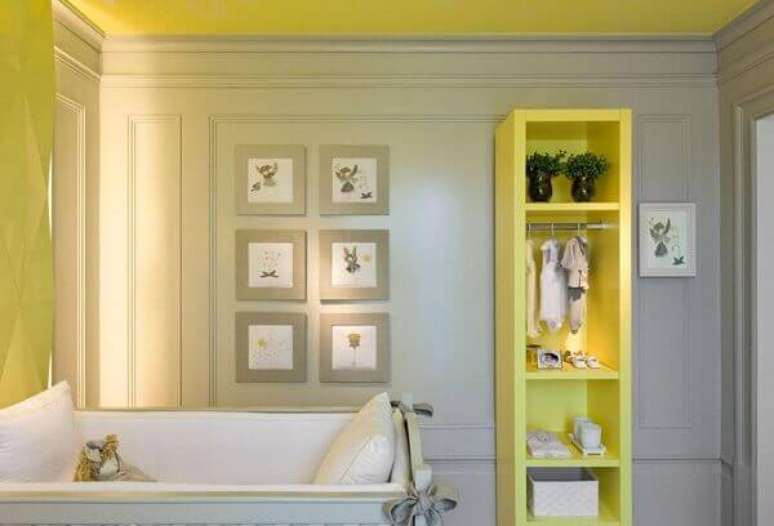 14- A estante amarela decorativa realça a decoração do quarto de bebê masculino simples. Projeto: Diego Revollo