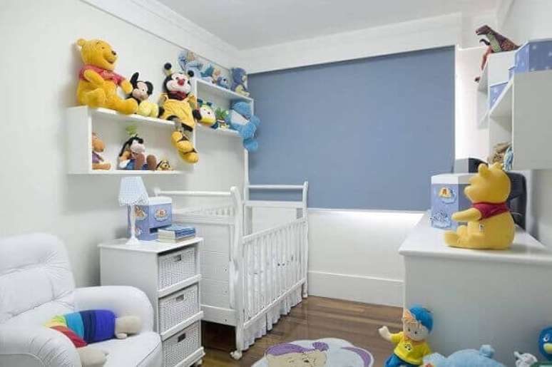 15- Os nichos na parede organizam os brinquedos no quarto de bebê masculino. Fonte: Me Poupe!