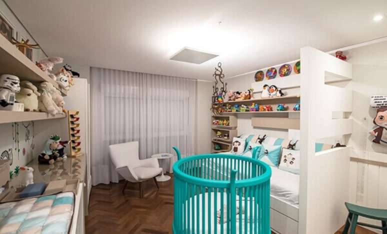 17- O quarto de bebê masculino possui móveis e detalhes em azul turquesa. Projeto: Leonardo Muller