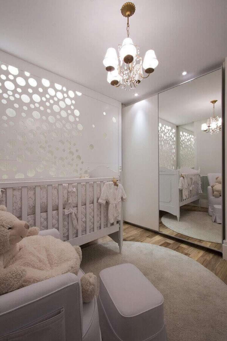 20- Os detalhes espelhados na parede e o arm&aacute;rio com a porta de correr proporcionam a sensa&ccedil;&atilde;o de amplitude ao pequeno ambiente. Projeto: Daniella e Priscilla de Barros