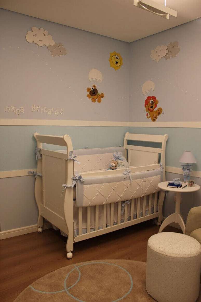 23- A decoração do quarto de bebê masculino tem aplicação de bichinhos nas paredes. Projeto: Helaine Goes Pinterich