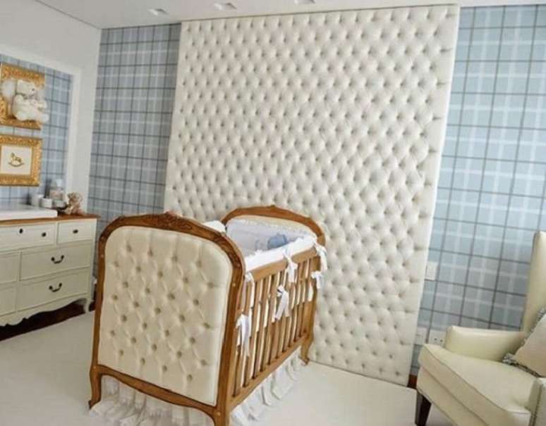 5- A decoração de quarto de bebê masculino tem móveis em estilo clássico. Projeto: Ellen Novaes