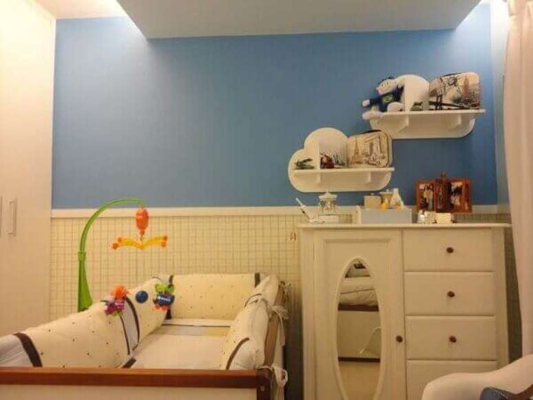 24- Na decoração do quarto de bebê masculino a parede recebeu papel de parede e pintura separado por moldura de gesso. Projeto: Maria Helena Torres