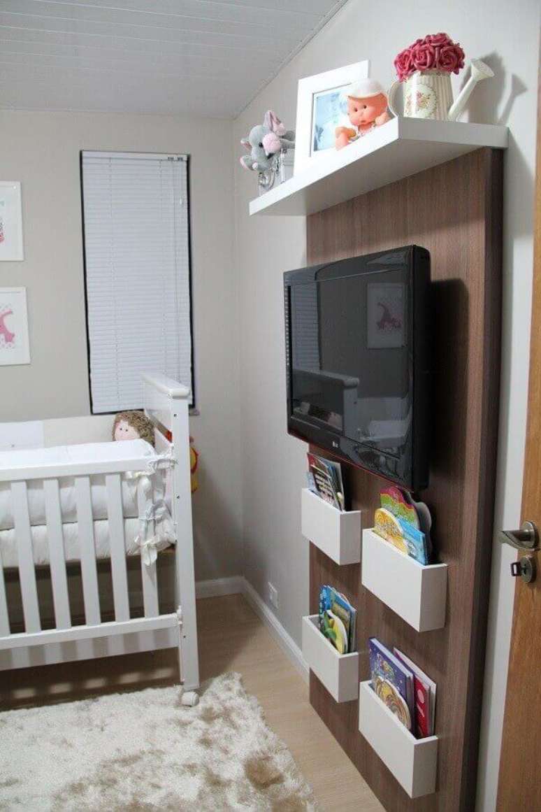 25- O painel com compartimentos &eacute; utilizado na decora&ccedil;&atilde;o de quarto de beb&ecirc; masculino simples. Projeto: Emeriele Laurido