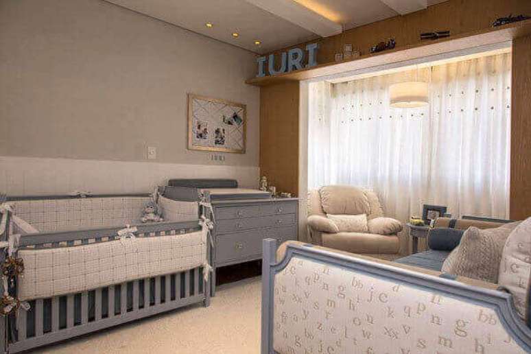27- A moldura e o cortineiro é um dos destaques na decoração de quarto de bebê masculino. Fonte: Pisos Paraná