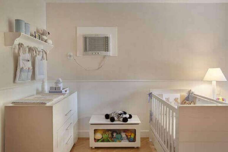 28- Na decoração de quarto de bebê masculino foi utilizado um criado mudo baú para organizar os brinquedos. Projeto: Leticia Araujo