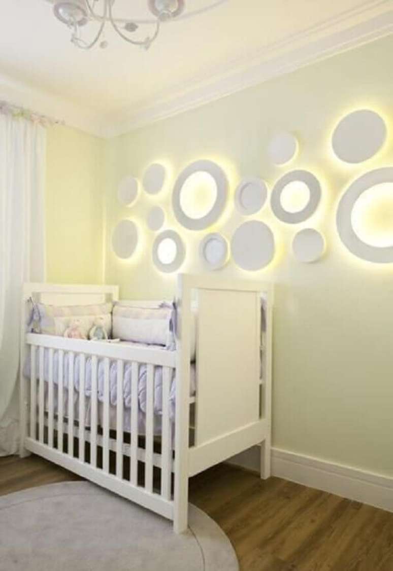 31- Na decora&ccedil;&atilde;o do quarto de beb&ecirc; masculino foram colocadas na parede lumin&aacute;rias redondas. Projeto: Adriana Fontana