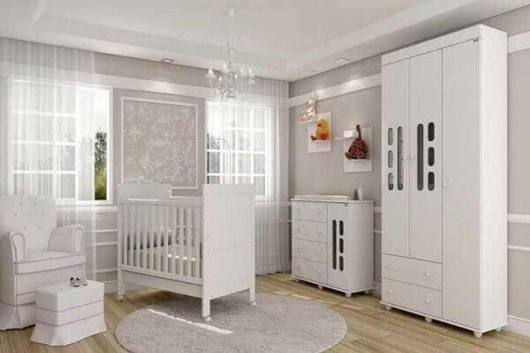 33- O tapete para quarto de beb&ecirc; masculino tem o mesmo tom da parede cinza. Projeto: Madeira Madeira