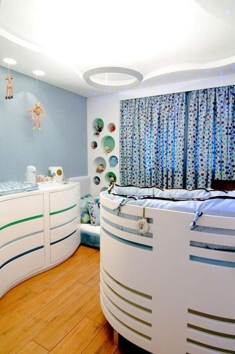 11- O quarto de bebê masculino tem os móveis modernos com linhas curvas. Projeto: Maria Claudia Nassar