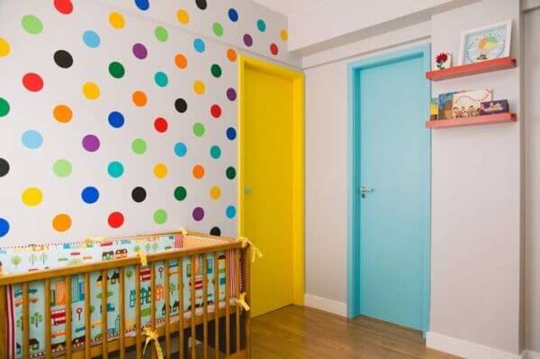 35- A decoração de quarto de bebê masculino simples pode ser valorizada com cores vivas. Projeto: Artesanato Passo a Passo!