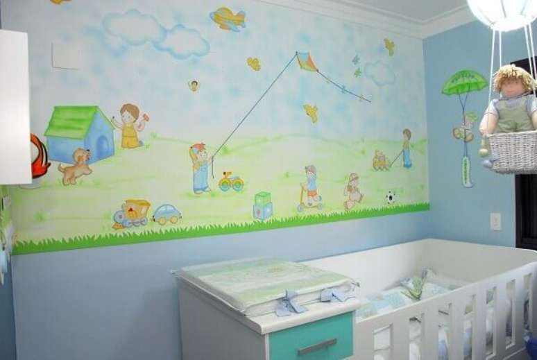 36- A decoração do quarto de bebê menino ganha destaque com os desenhos na parede. Projeto: Sandra Regina Alves Bernardes
