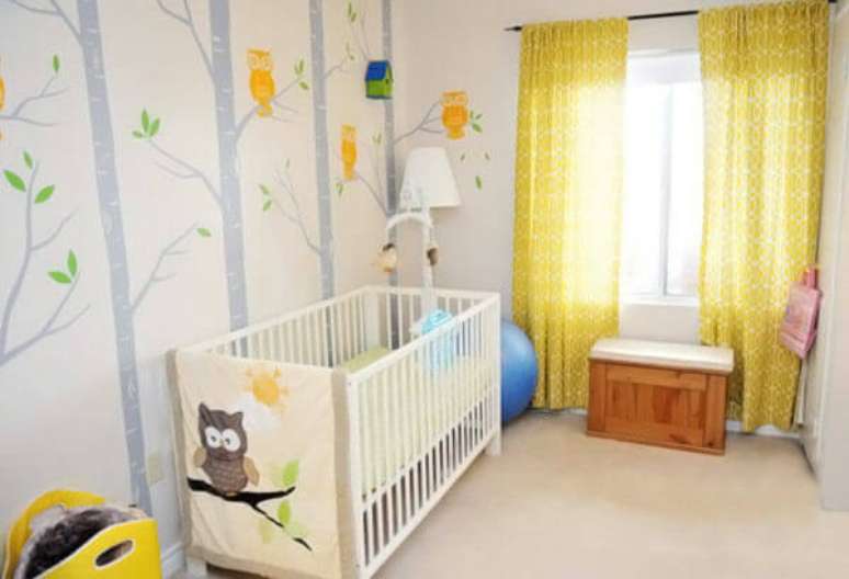 37- No quarto de bebê masculino é usado papel de parede em tons pasteis. Fonte: Constance Zahn