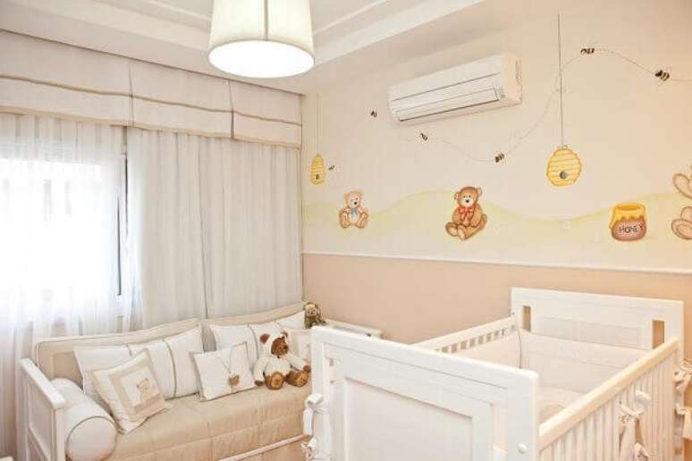 38- Na decoração de quarto de bebê masculino o mesmo tom se repete na parede, sofá e enxoval. Projeto: Lucia Tacla