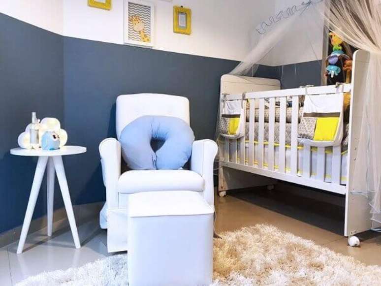 41- Na decoração de quarto de bebê masculino foram utilizados dois tons diferentes da cor azul. Projeto: MODI Arquitetura e Interiores