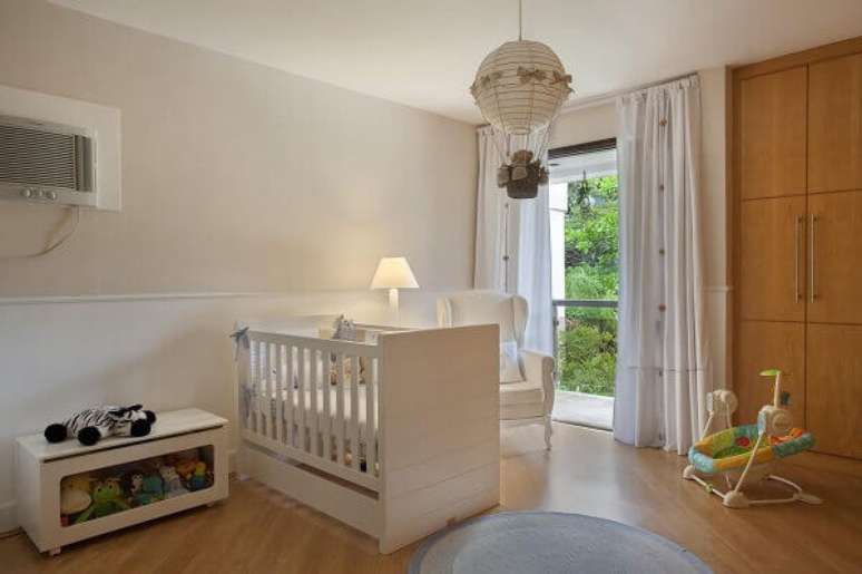 44- O lustre com o tema de bal&atilde;o complementa a decora&ccedil;&atilde;o do quarto de beb&ecirc; masculino. Projeto: Leticia Araujo