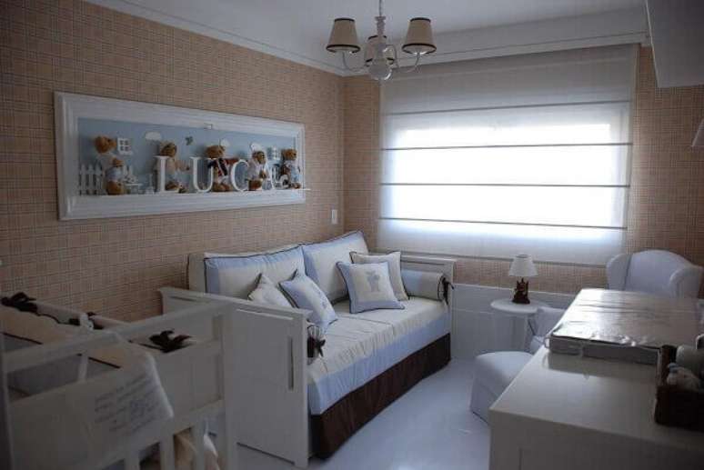 46- A decora&ccedil;&atilde;o de quarto de beb&ecirc; masculino tem as paredes pintadas em tom bege escuro. Projeto: Karen Pisacane