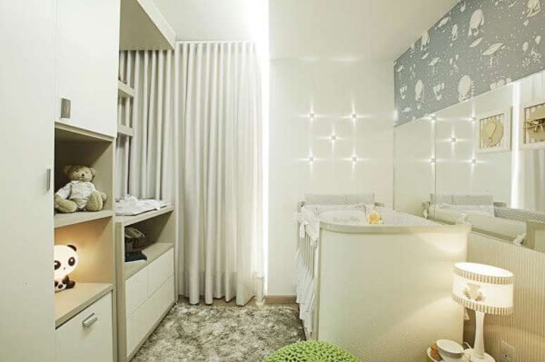 53- A decoração moderna de quarto de bebê menino tem espelho na parede para aumentar a sensação de amplitude. Projeto: Ana Cinthia Lopes