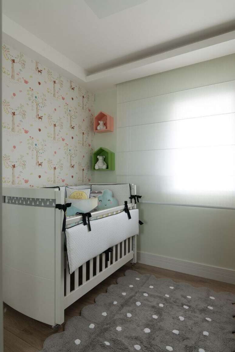 50- Na decoração de quarto de bebê masculino foi utilizado um tapete no mesmo tom dos detalhes e enfeites do berço. Projeto: Danyela Corrêa