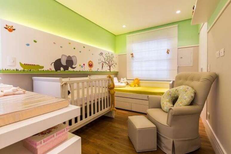 56- Na decoração de quarto de bebê menino a cama tem gavetas para organizar o enxoval. Projeto: BY Arq&Design