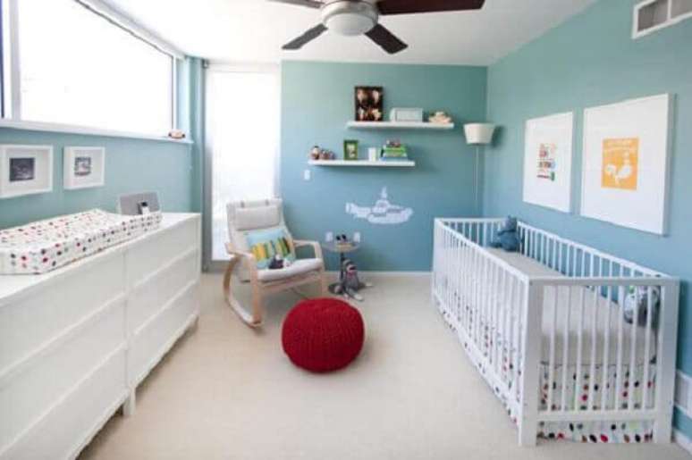 59- O quarto de bebê masculino tem cadeira balanço de amamentação. Fonte: Pequena Mila