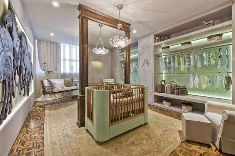 63- O quarto de beb&ecirc; masculino luxuoso tem painel espelhado para dividir ambientes. Projeto: CasaCor 2016