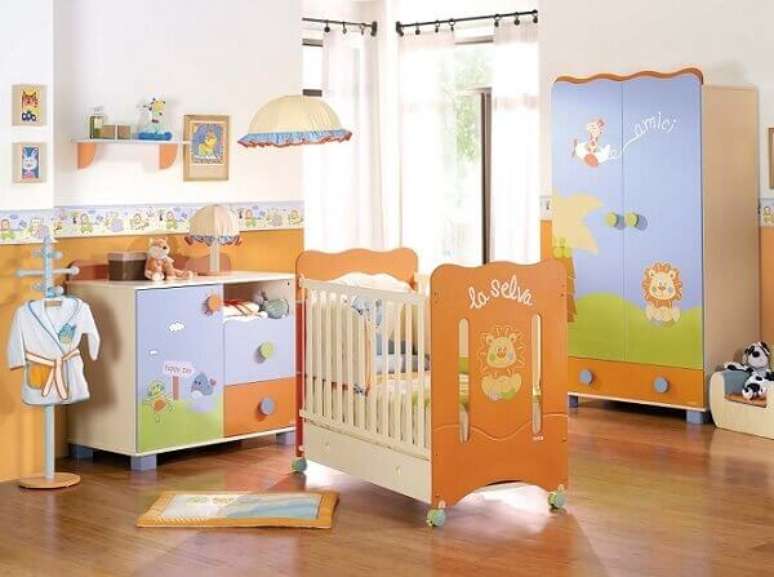 34- Decoração de quarto de bebê masculino com móveis personalizados. Fonte: Pinterest