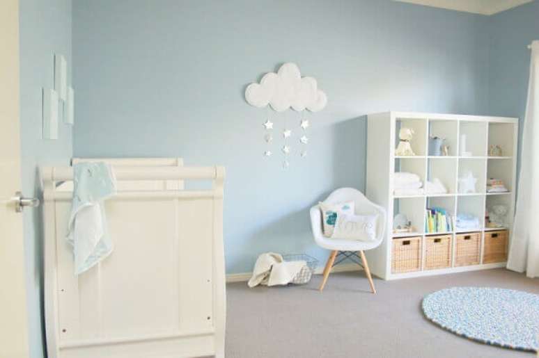 65- A decora&ccedil;&atilde;o de quarto de beb&ecirc; masculino foi realizada nos tons azul na parede, no tapete e nos acess&oacute;rios. Projeto: Pinterest
