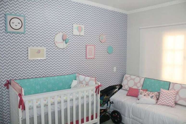 6- Na decoração com papel de parede para quarto de bebê masculino foi utilizado tons neutros. Fonte: Pinterest