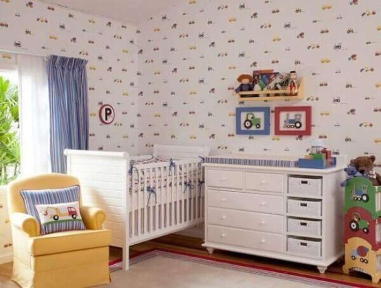 76- O papel de parede no quarto de bebê masculino apresenta detalhes no mesmo tom da cortina. Fonte: Casa e Festa