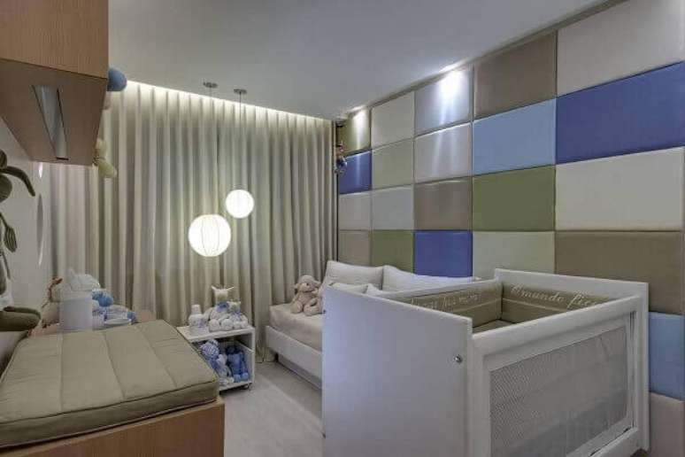 67- Os pain&eacute;is retangulares em diversos tons de azul revestem parede no quarto de beb&ecirc; masculino. Projeto: Renata Basques