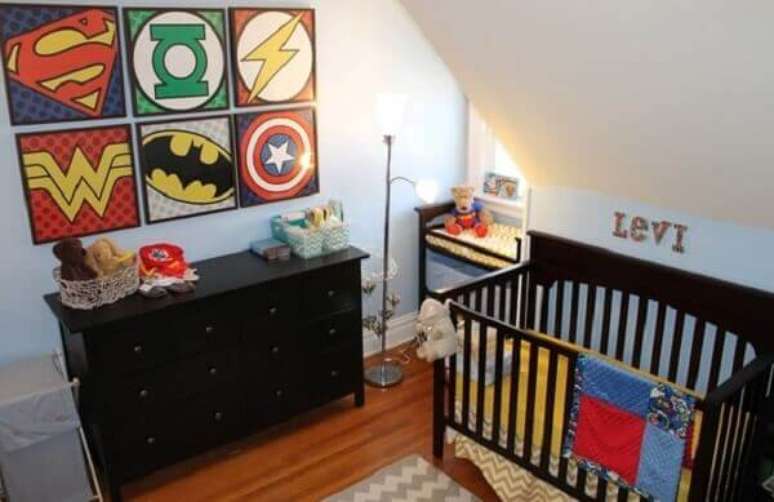 72- A decoração moderna tem móveis pretos no quarto de bebê menino. Fonte: The Pinsta