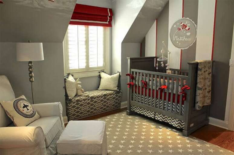 73- A decoração de quarto de bebê masculino foi elaborada nos tons de cinza, branco e vermelho. Fonte: limaonagua