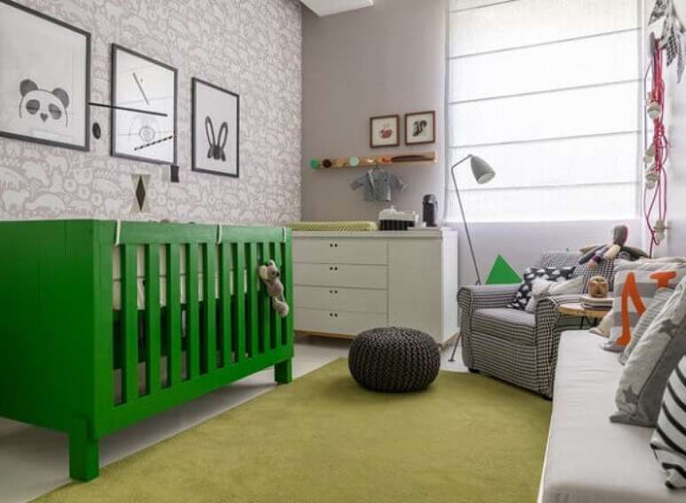 74- O berço verde é o destaque na decoração do quarto de bebê masculino simples. Fonte: Pinterest