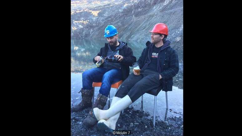 Yan St-Hilaire (&agrave; esquerda) e Danick Pellerin (&agrave; direita) fundaram uma microcervejaria bem-sucedida, a poucos metros da borda da mina