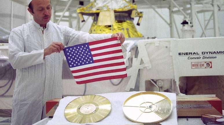John Casini, diretor do projeto Voyager, mostra o disco 'Sons da Terra'