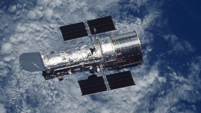 O Hubble orbita a Terra a uma altura de 593 km sobre o nível do mar