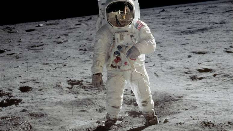 Neil Armstrong tirou esta foto de Buzz Aldrin, assim que os dois viraram os primeiros seres humanos a caminhar sobre a superfície lunar, em 20 de janeiro de 1969