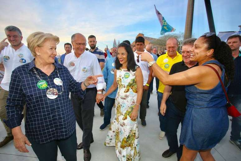 Geraldo Alckmin com sua esposa Lu e a vice Ana Amelia durante ato em Porto Alegre